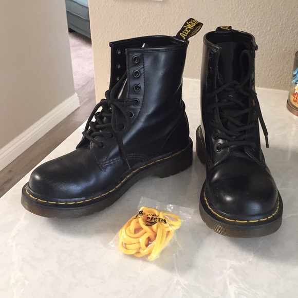 Dr. Martens Shoes - Black Dr. Martens size 6